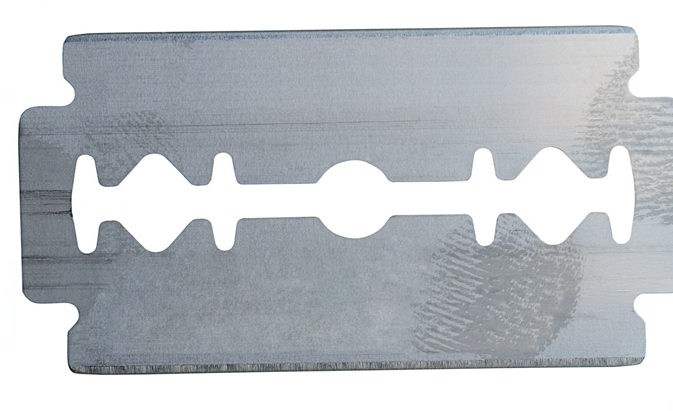 如何清除玻璃上的油漆 玻璃上有油漆怎么处理