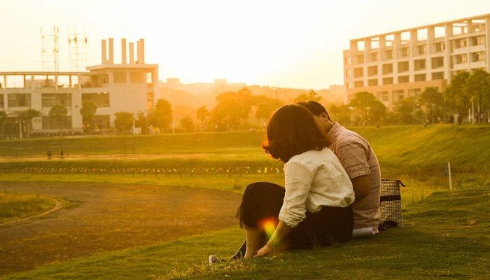 女生喜欢一个人的表现 如何判定女生喜欢一个人