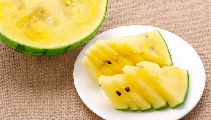 黄色的西瓜叫什么名字 黄颜色的西瓜叫什么瓜
