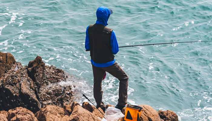 冬天钓鱼钓深还是钓浅 冬天钓鱼的方式