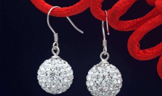 银的耳坠清洗方法 银质耳钉怎么清洗