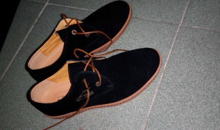 洗黑色鞋子的方法（洗黑色鞋子的方法视频）