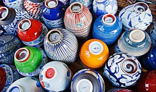 如何清洗瓷器（如何清洗瓷器酒瓶内部）