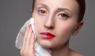 脸上油脂分泌过多怎么办（脸上的油脂多怎么办）