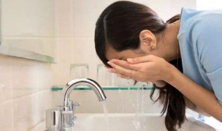 用醋洗脸的方法（用醋洗脸的正确方法）