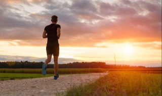 一天正常消耗多少千卡热量（正常人一天消耗的热量是多少千卡）