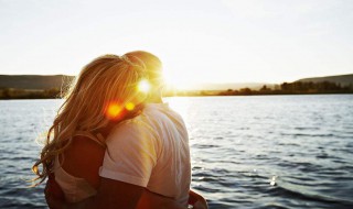 男生喜欢一个女生怎么追求 男生喜欢一个女生应该怎么追