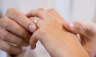 手上戴戒指的含义（在左手上戴戒指的含义）
