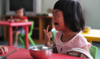 孩子第一次上幼儿园会哭怎么安慰（孩子第一次上幼儿园会哭怎么安慰他）