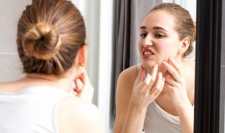 脸颊两边起痘的原因 脸颊两边起痘的原因小颗粒