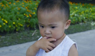 梦见小男孩（梦见小男孩缠着自己是什么意思）