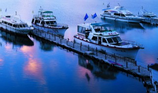 分明在湖上打一地名 湖中倒影水纵横打一地名