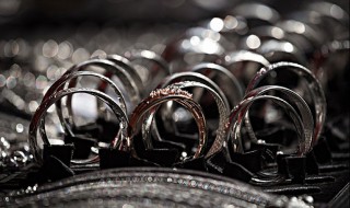 银手镯如何清洗（银手镯如何清洗保养）