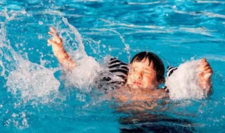 遇到溺水者如何施救（遇到溺水者如何施救20字）