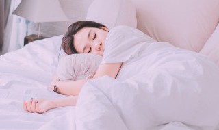 睡觉的正确方向（晚上睡觉的正确方向）