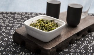 茶叶选购的基本技巧 茶叶选购的基本技巧是( A一看二闻B一看二尝C一闻二喝