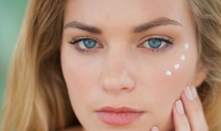 涂眼霜的正确手法 涂眼霜的正确手法图