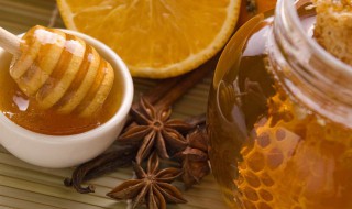 如何辨别蜂蜜的真假最简单的方法（如何辨别蜂蜜的真假最简单的方法是什么）