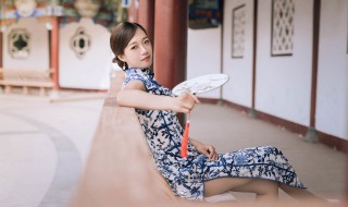穿旗袍怎样优雅下蹲 穿旗袍怎样优雅下蹲呢