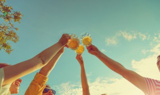 3秒吹啤酒的技巧怎么练（吹啤酒最快技巧）