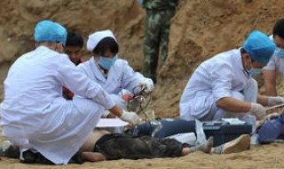 抢救伤员时应当首先处理 抢救伤员时应该先进行