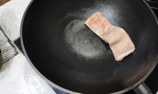 如何清洗铁锅 如何清洗铁锅外的污垢