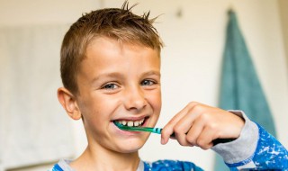 苏打刷牙的正确方法（苏打刷牙的正确方法图片）