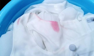 如何清洗被染色的衣服（洗衣服是被染色怎么清理）