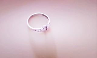 如何清洗银戒指（如何清洗银戒指的污垢）