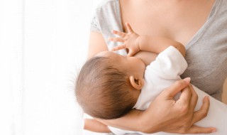 新生儿怎么母乳喂养 新生儿怎么母乳喂养最正确姿势