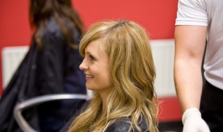 染发剂弄到手上洗不掉了（手弄到染发剂洗不掉怎么办）