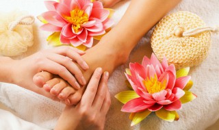 脚后跟干裂起硬皮裂口子怎么办 脚干裂起硬皮裂口子怎么办