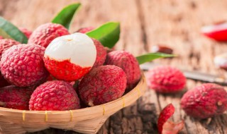 泡好的荔枝酒是什么颜色的 泡好的荔枝酒是什么颜色的酒