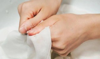 衣服上有白斑洗不去怎么办（衣服洗了有白斑）