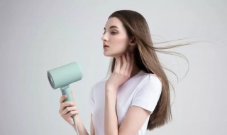 吹风机夹住头发怎么办（头发被吹风机吸住了怎么办）