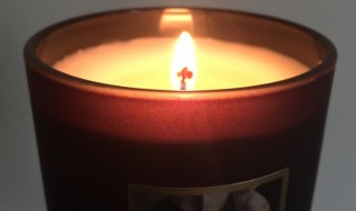 蜡烛香薰怎么用（蜡烛香薰怎么用才不会中间烧个洞）