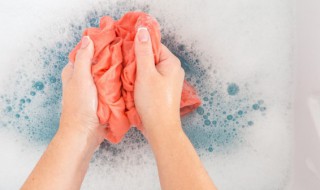 万能胶水粘到衣服上怎么洗掉 万能胶水粘衣服上怎么去除