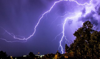 打雷可以开灯吗（打雷不可以开灯吗）