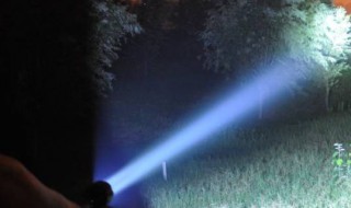 晚上天上扫来扫去灯是什么灯 农村晚上天上扫来扫去灯是什么灯