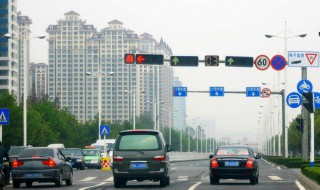 红绿灯时长的设置原则（红绿灯时长的设置原则堵车）