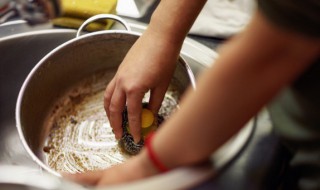 如何清洗砂锅 如何清洗砂锅的焦黑