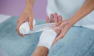 被烫伤后怎么处理（被烫伤后应怎么办）