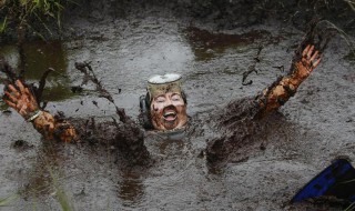 陷入沼泽地如何自救 陷入沼泽地如何自救贝爷