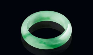 带玉镯有什么好处与讲究 带玉镯有什么好处与讲究是和田玉好还是翡翠玉好