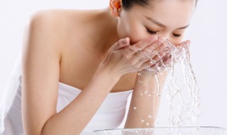 痘痘里的白色颗粒是什么东西（痘痘里的白色颗粒是什么东西图片）