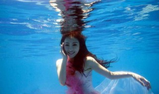 为什么有些人水里不能睁开眼睛 为什么有些人眼睛可以在水里睁开