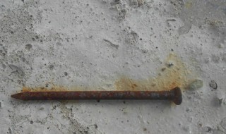 钉子扎脚后怎么处理（钉子扎脚后怎么处理擦什么药）