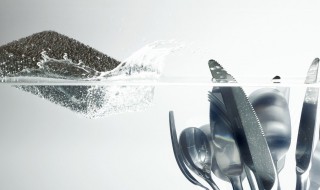 洗菜刀的方法（菜刀可以用水冲洗吗）