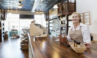 如何避免掉入消费陷阱（如何避免掉入消费陷阱的方法）