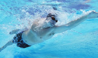 为什么有的人的眼睛能在水里睁开（为什么有的人的眼睛能在水里睁开睡觉）